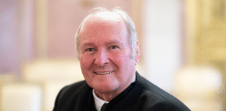 Unternehmer Claus Hipp: „Wir Menschen brauchen die Orientierung an Gott“ Unternehmer Nikolaus Hipp blickt am 25.10.2016 bei der Verleihung der Bayerischen Europa-Medaille im Prinz-Carl-Palais in München (Bayern) in die Kamera.