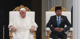 Papst Franziskus zur US-Wahl: „Das geringere Übel wählen“ Papst Franziskus mit dem indonischem Präsidenten Joko Widodo 2024