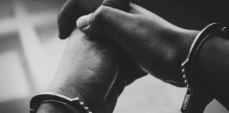 Ex-Priester muss wegen Missbrauchs ins Gefängnis Hand mit Handschellen