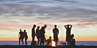 Jugendstudie: Glaube verliert für christliche Jugendliche an Bedeutung Junge Menschen am Lagerfeuer am Strand