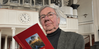 Psalmen in ostfriesisches Plattdeutsch übersetzt Der fruehere Kirchenpraesident der Evangelisch-reformierten Kirche, Jann Schmidt, hat am Montag (18.11.2024) in Leer seine Uebersetzung der biblischen Psalmen vorgestellt.