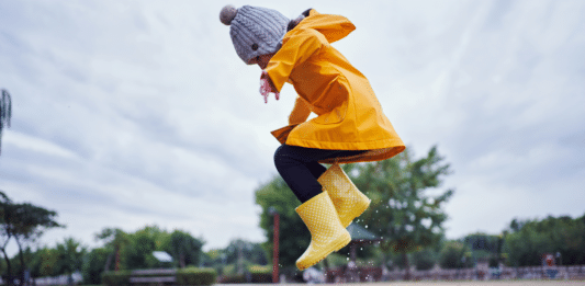 Kind spielt in der Pfütze