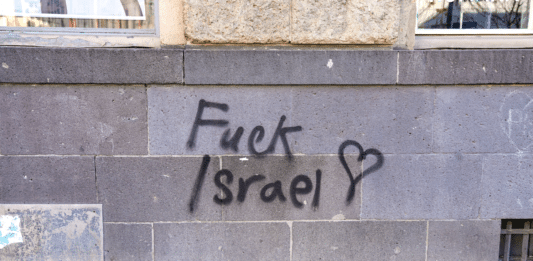 Antisemitismus, Berlin, Graffito auf einer Hauswand am Alfred-Scholz-Platz in Berlin-Neukoelln