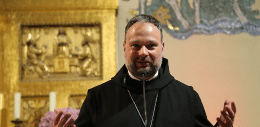 Abt Nikodemus Schnabel beim „Red Wednesday“ in der St. Clemenskirche in Berlin.