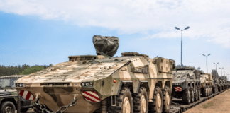 Kirchen mahnen strengere Regeln für Rüstungsexporte nach Israel an Deutsches Militär-Ausstattung auf eine Eisenbahn