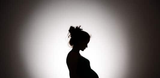 Silhouette einer schwangeren Frau