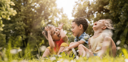 Kinder auf der Wiese