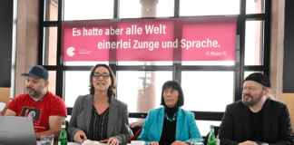 „Mit einem Augenzwinkern“: Religionskritiker verteidigen eigenen Kirchentags-Verein David Farago (l-r), Ricarda Hinz, Vorsitzende des Düsseldorfer Aufklärungsdienstes, Ingrid Matthäus-Maier, ehemalige SPD-Politikerin, und Michael Schmidt-Salomon zitieren aus der Bibel bei der Vorstellung des Vereins «40. Deutscher Evangelischer Kirchentag Düsseldorf 2027», der von Kritikern des Kirchentags gegründet wurde.