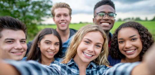 Eine Gruppe von Jugendlichen macht ein Selfie.