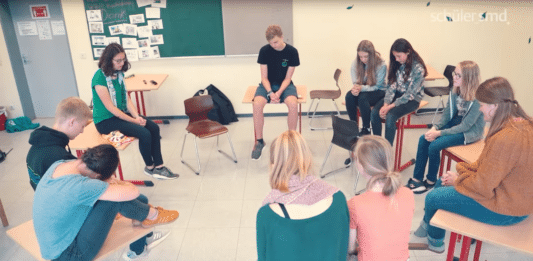 Aufnahme eines Schülerbibelkreises in einem Klassenzimmer