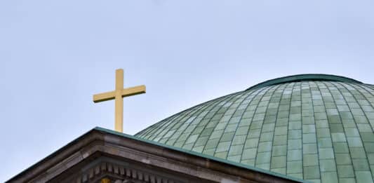 Das Dach der Berliner Sankt Hedwigs-Kathedrale mit Kreuz.
