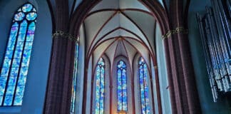Meister des himmlischen Blaus – Maler Marc Chagall starb vor 40 Jahren Die blauen Fenster von Marc Chagall in der Kirche St. Stephan in Mainz, Rheinland-Pfalz sind eine Touristenattraktion.