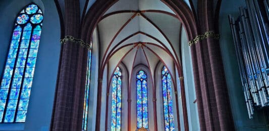 Die blauen Fenster von Marc Chagall in der Kirche St. Stephan in Mainz, Rheinland-Pfalz sind eine Touristenattraktion.