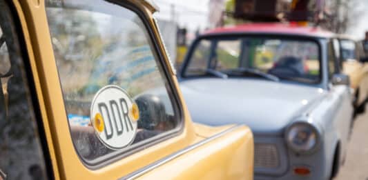 Trabant mit DDR-Aufkleber