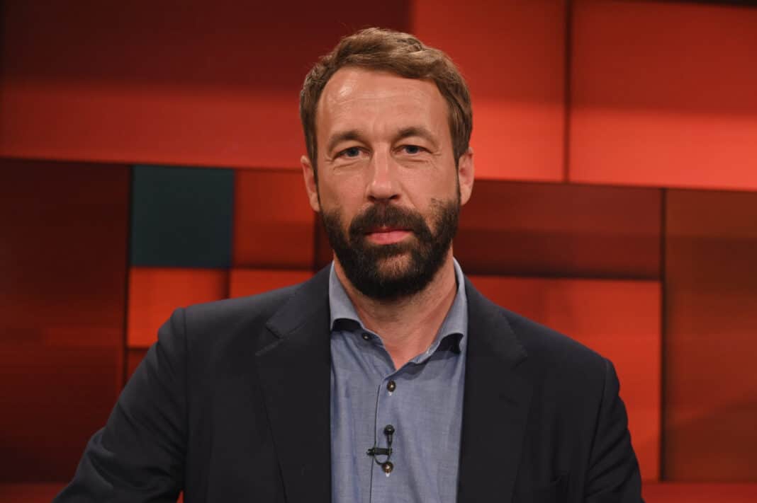 Der SZ-Journalist und Autor Tobias Haberl bei einer Talkshow.
