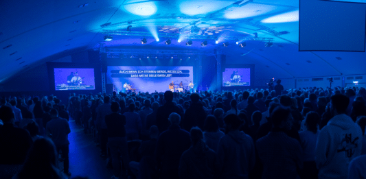 Menschenmenge in Halle beim Spring-Festival 2025