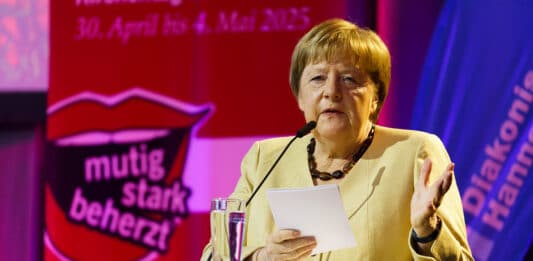 Angela Merkel auf der Bühne beim Kirchentag in Hannover