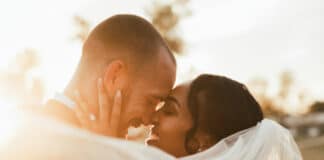 Neuer Rekord bei Aktion „einfach heiraten“ Ein Ehepaar steht Kopf an Kopf im Sonnenlicht.