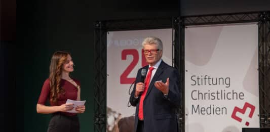 Friedhelm Loh, Stifter der Stiftung Christliche Medien, und Moderatorin Kira Geiss, auf dem Festakt zum 25. Jubiläum.