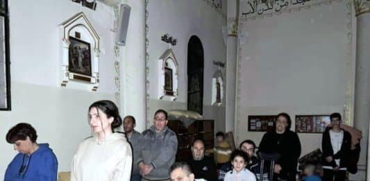 Gläubige beten in der Pfarrkirche in Gaza-Stadt