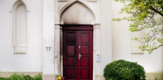 Brandanschlag auf Synagoge: Beschuldigter bittet um Entschuldigung Die Tür eines Hauses, einer Synagoge. Die linke Hälfte trägt deutliche Brandspuren.