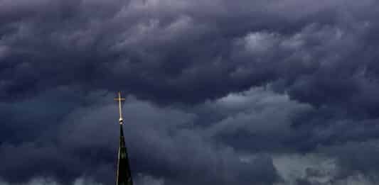 Kirchturm im Sturm