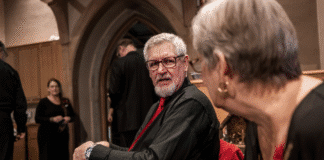 Kontrovers? Ja, bitte! Zwei Menschen sprechen in einer Kirche miteinander
