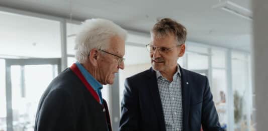 Ministerpräsident Kretschmann (li.) und Christoph Rösel , Leiter der Bibelgesellschaft