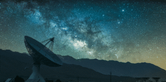 André Galli: „Gott ist nicht das Naturgesetz, sondern noch viel größer und weiter“ Radioteleskop mit Sternenhimmel bei Nacht