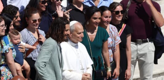 Papst Leo VIX. und links neben ihm The Chosen-Darsteller Jonathan Roumie.