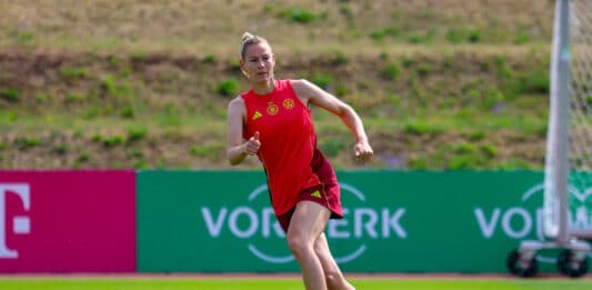 Fußballerin Sarai Linder im EM-Trainingslager.