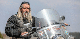 Jesus-Biker – Im Auftrag des Herrn unterwegs Motorradfahrer sitzt auf seinem Bike, er trägt eine Kutte
