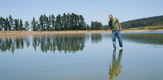 Mann geht auf dem Wasser