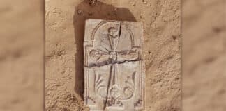 Abu Dhabi: 1.400 Jahre altes Kreuz entdeckt Antikes christliches Kreuz