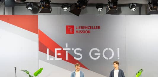 Marco Schoradt und Simon Frey moderierten beim Herbstmissionsfest der Liebenzeller Mission.