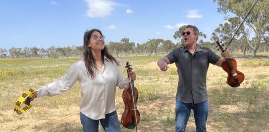 Julia und Shaul mit ihren Musikinstrumenten