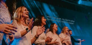 City of Hope: Spirit-Festival bringt Christen zusammen Chor auf der Bühne beim Spirit Kongress 2025