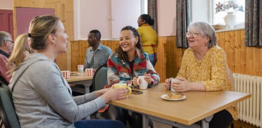 Mehrere Frauen in einem Gemeindezentrum