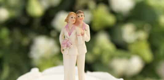 Hochzeitsdtorte mit Figuren eines queeren Paars