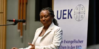 Weltgemeinschaft Reformierter Kirchen wählt neue Präsidentin aus den USA Karen Georgia Thompson steht an einem Rednerpult.