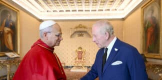 Historisch: König Charles und Papst Leo XIV. beten gemeinsam Papst Leo und König Charles im Vatikan