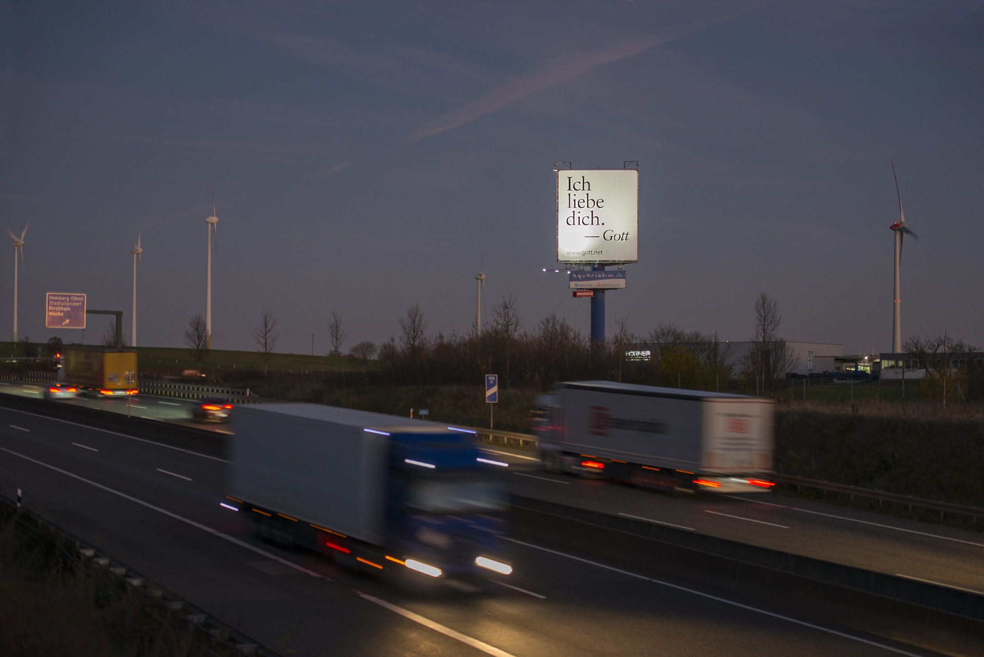 Plakat von gott.net an der Autobahn