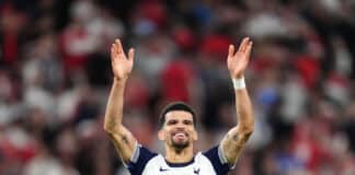 Fußball: Tottenham-Profi Solanke lässt sich taufen Fußballspieler Dominic Solanke steht in einem Fußballstadion und streckt die Hände nach oben.