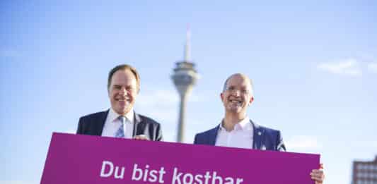 Düsseldorfs Oberbürgermeister Stephan Keller (l.), und der Präses der Evangelischen Kirche im Rheinland, Thorsten Latzel