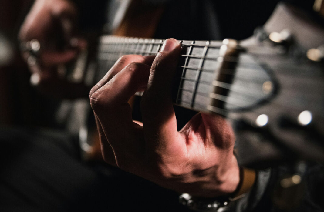 Mann spielt Gitarre