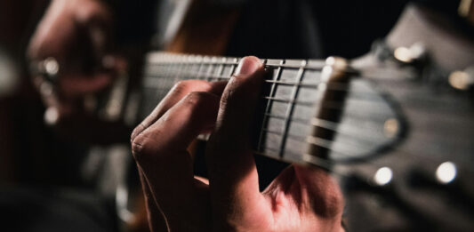 Mann spielt Gitarre