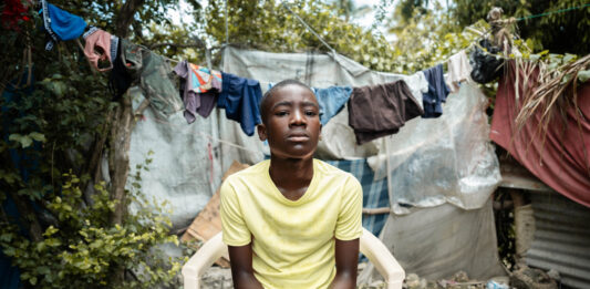 Elternloser Junge in Haiti