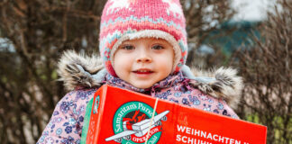 Weihnachten im Schuhkarton: 275.000 Pakete für Kinder in Not Kind in der Ukraine mit Geschenk