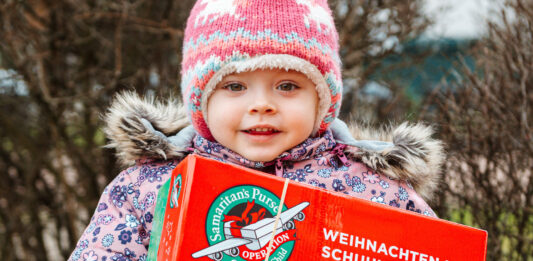 Kind in der Ukraine mit Geschenk