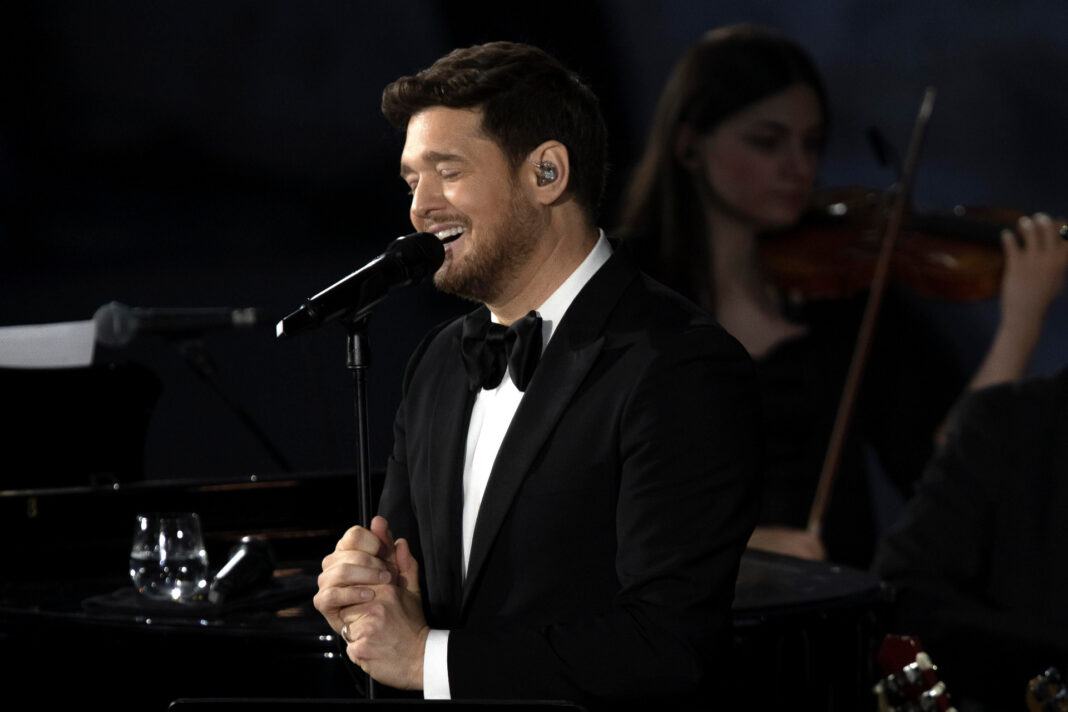 Michael Bublé singt beim Konzert mit den Armen 2025.